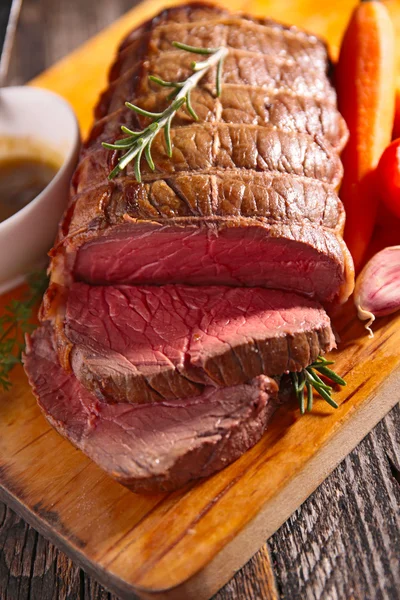 Carne assada em prato — Fotografia de Stock