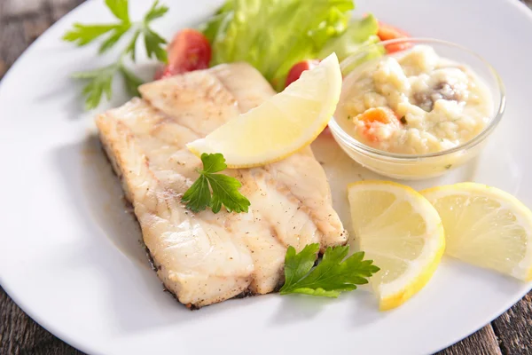 Рыба и салат — стоковое фото