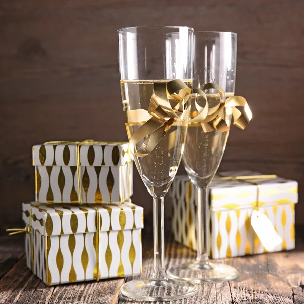 Kieliszki do szampana i prezenty — Zdjęcie stockowe