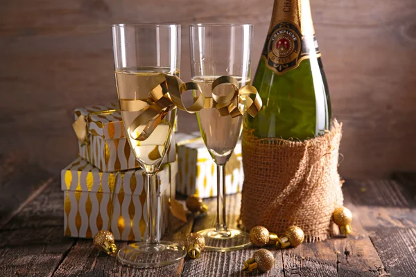 Champagneglazen en geschenken — Stockfoto