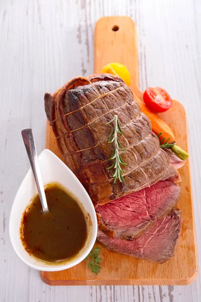 Roast beef on cutting board — Stock Photo, Image