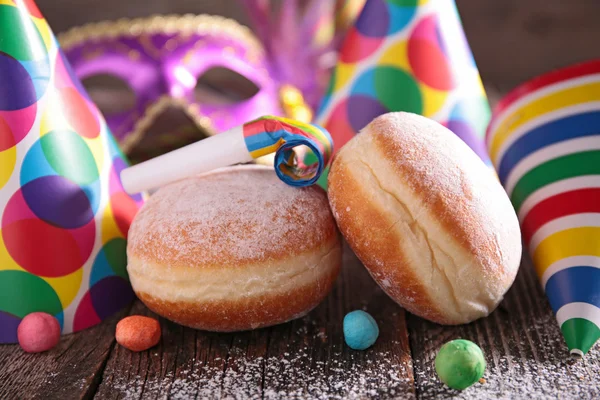 Donuts und Karnevalsdekoration — Stockfoto