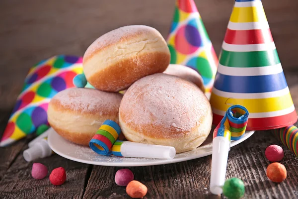 Donuts und Karnevalsdekoration — Stockfoto