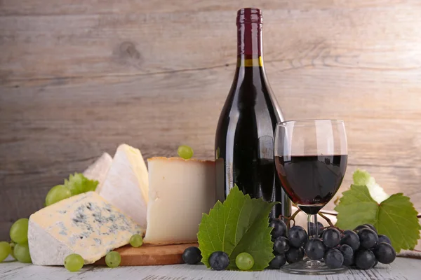 Red wine and cheese — Stock Photo, Image