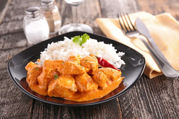 Kip gekookt met curry saus — Stockfoto