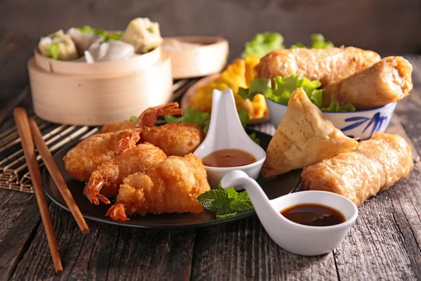Азиатская еда на деревянном столе — стоковое фото