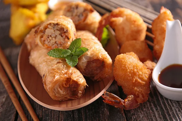 Rotolo primavera e gamberetti fritti — Foto Stock