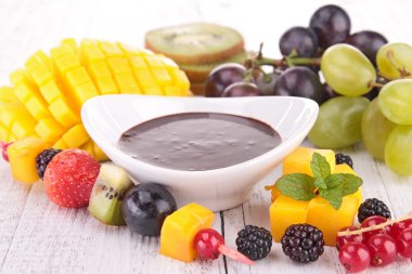 çikolata sosu ve meyveler