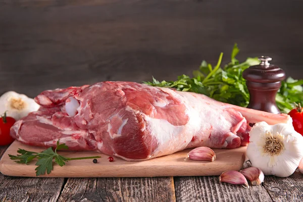 Carne crua na tábua de corte — Fotografia de Stock