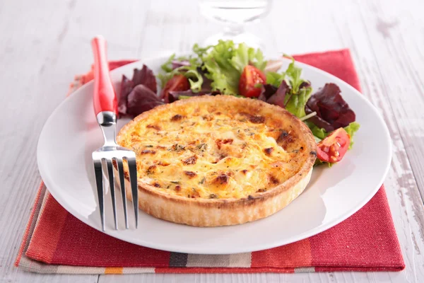 Quiche saboroso e salada — Fotografia de Stock