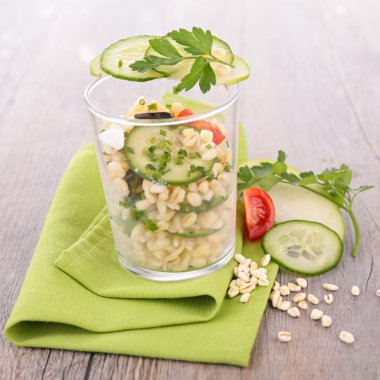 Buğday tahıl ve sebze salatası