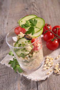 Buğday tahıl ve sebze salatası