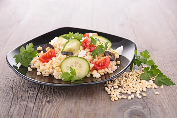 Salad with wheat grain and vegetables — Stock Photo, Image