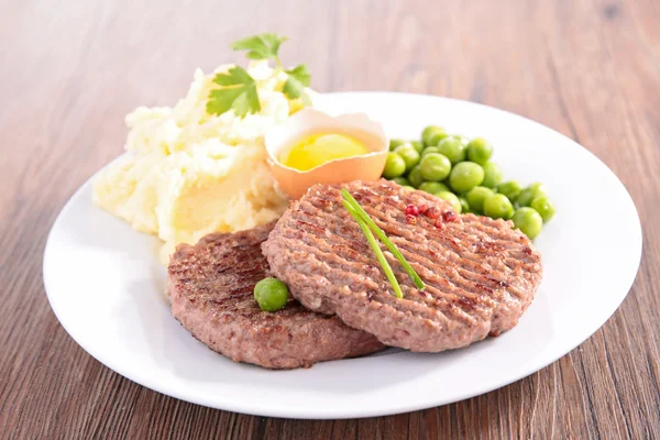 Bife e puré de batata — Fotografia de Stock