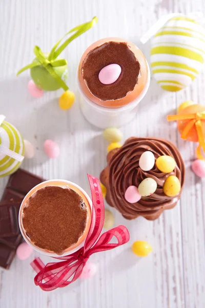 Mousse au chocolat, dessert de Pâques — Photo