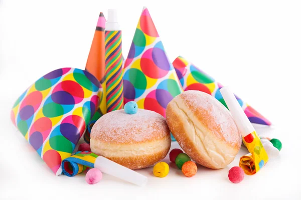 Donuts e decoração de carnaval — Fotografia de Stock