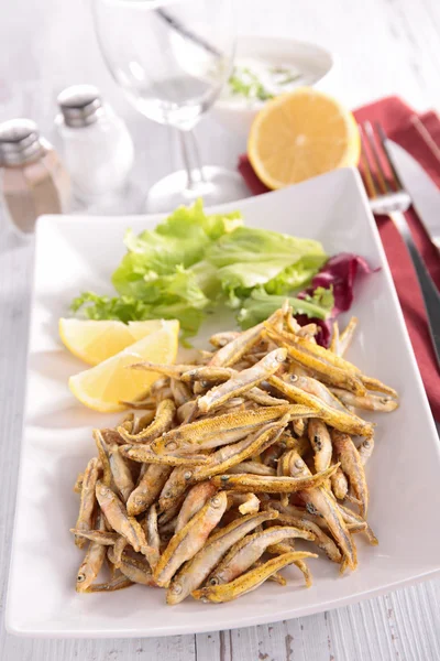 Gebratener Fisch auf Teller — Stockfoto