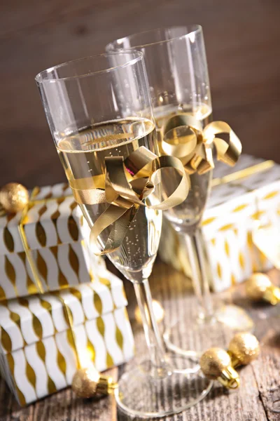 Шампанское и коробка подарков — стоковое фото