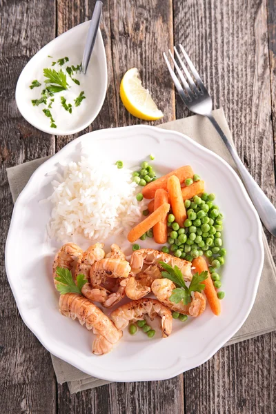 쌀과 야채와 함께 langoustine — 스톡 사진