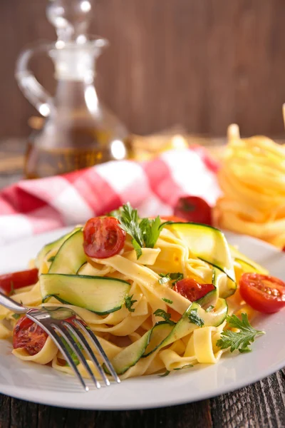 Tagliatelle gekookt met groenten — Stockfoto