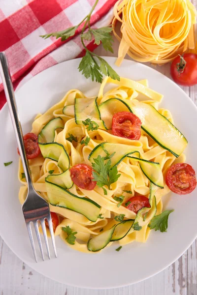 Tagliatelle cotte con verdure — Foto Stock