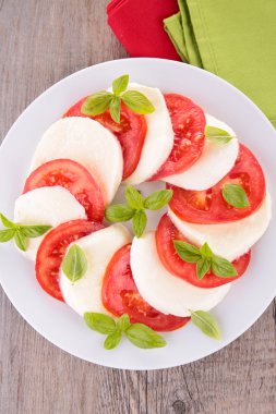 lezzetli caprese salatası