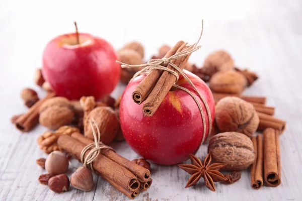 Rött äpple och kryddor — Stockfoto