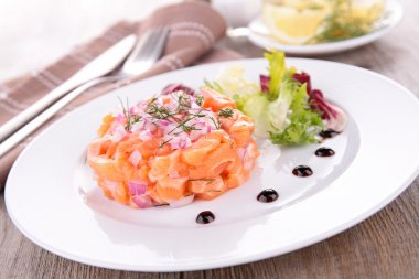 Lezzetli somon tartarı