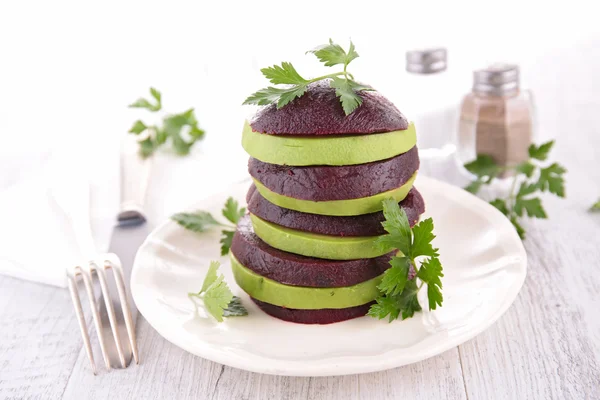 Salade met suikerbieten en avocado — Stockfoto