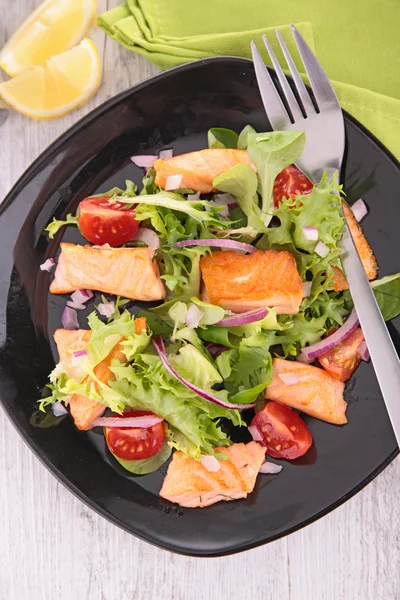 Salade de légumes au saumon — Photo