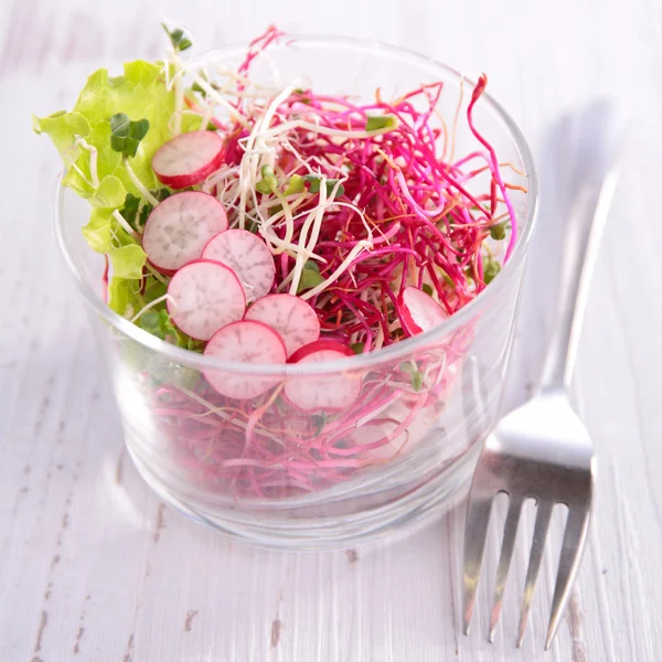 Salada de legumes em vidro — Fotografia de Stock