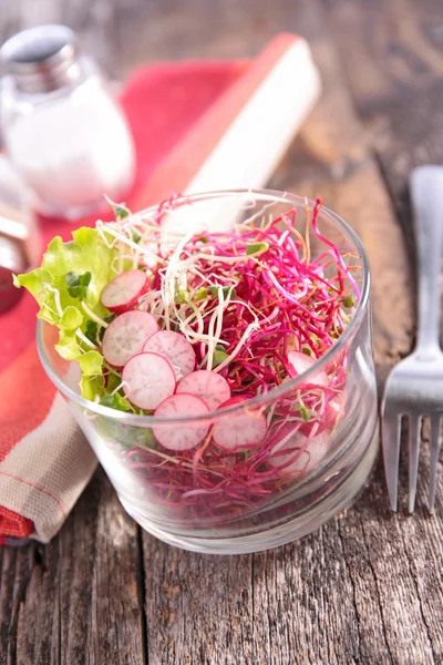 Овочевий салат у склянці — стокове фото