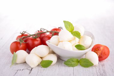 domates, mozzarella ve fesleğen