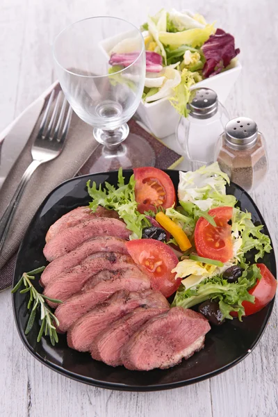 Carne y ensalada — Foto de Stock