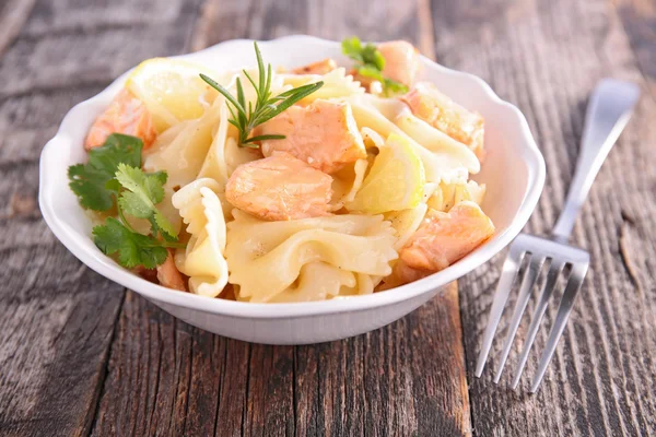 Pasta con salmón — Foto de Stock