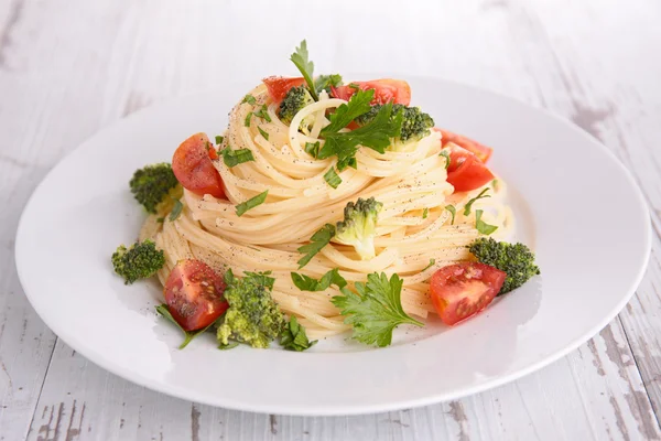 Leckere Spaghetti mit Gemüse — Stockfoto