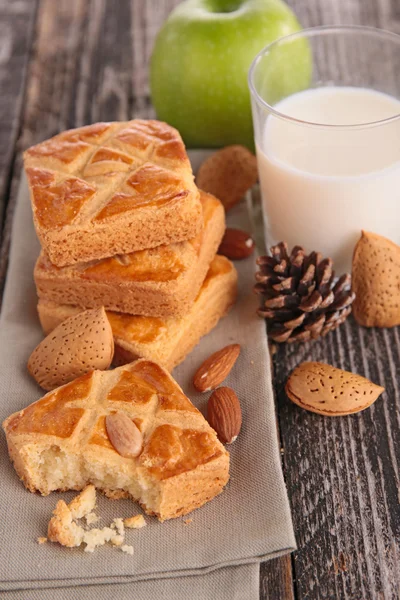 Elma ve süt ile badem pasta