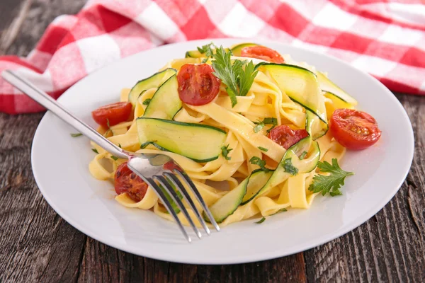 Tagliatelle med grönsaker — Stockfoto