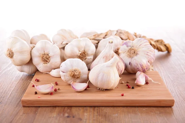 Knoblauch auf Holzschneidebrett — Stockfoto