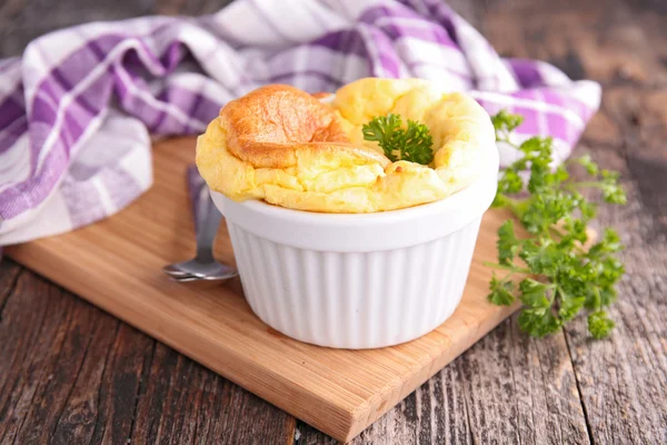 Souffle de queijo na placa — Fotografia de Stock