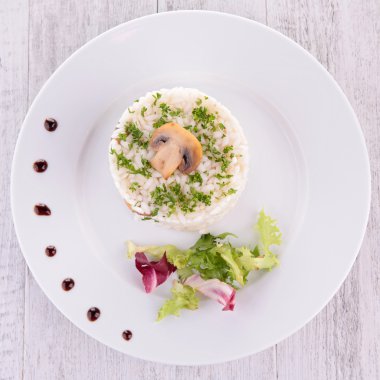 Mantarlı risotto görünümü kapatın