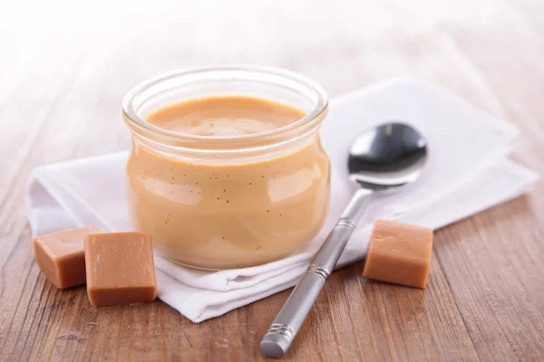 Postre de caramelo sobre mesa de madera — Foto de Stock