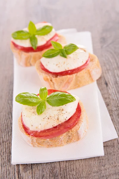 KANAPE, bröd med ost och tomat — Stockfoto