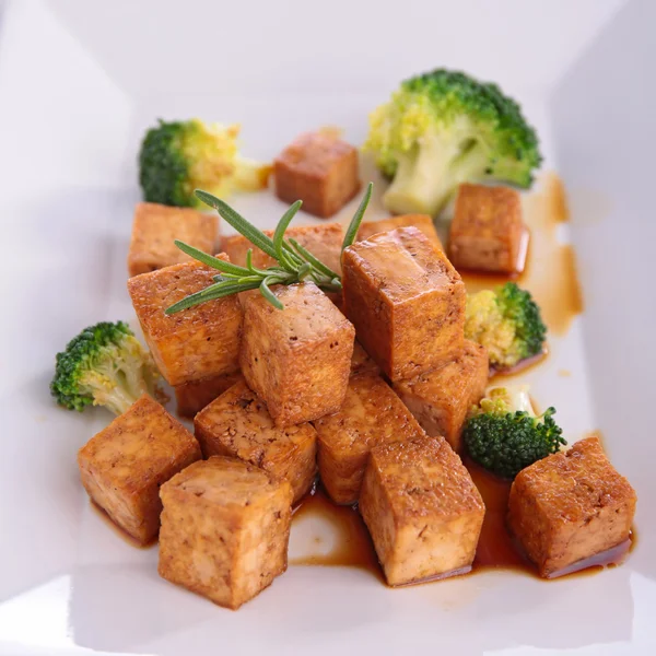 Tofu grillé sur assiette — Photo