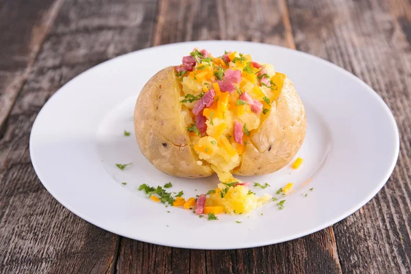 Patata al horno en el plato — Foto de Stock