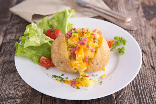 Печёная картошка на тарелке — стоковое фото