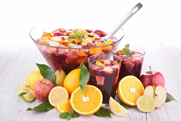 Fruktjuice med äpplen och apelsiner — Stockfoto