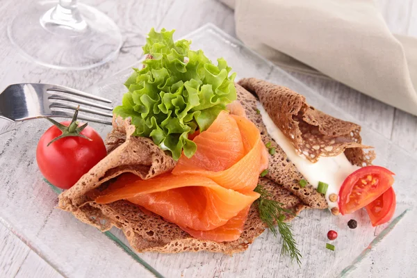 Crepe di grano saraceno e salmone — Foto Stock