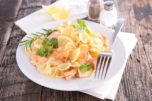 Pastas y salmón — Foto de Stock