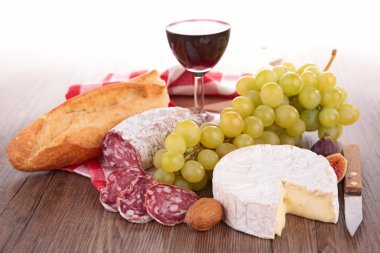 Şarap, ekmek, peynir ve üzüm